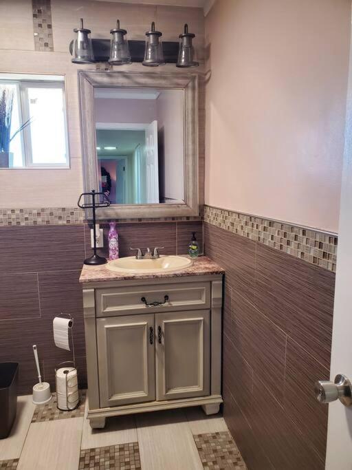 Spacious West 19 Min From Airport, Bliss Military Base