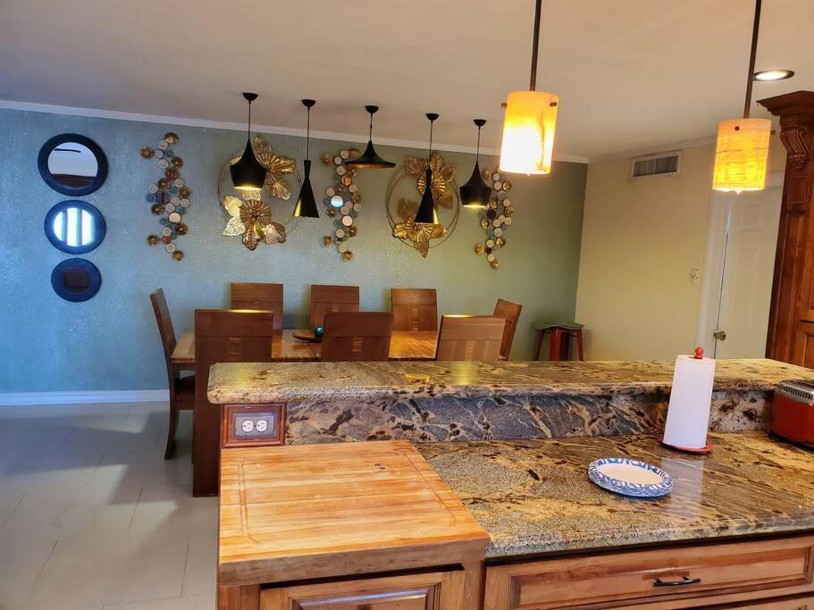 Spacious West 19 Min From Airport, Bliss Military Base