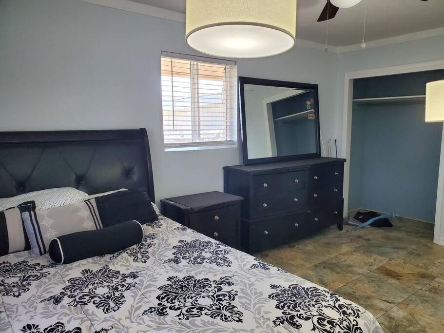 Spacious West 19 Min From Airport, Bliss Military Base