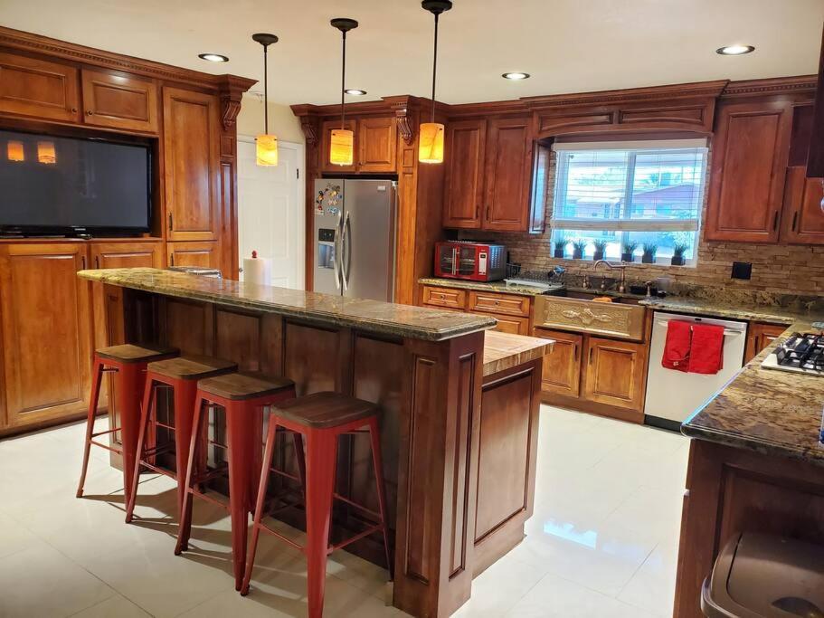 Spacious West 19 Min From Airport, Bliss Military Base